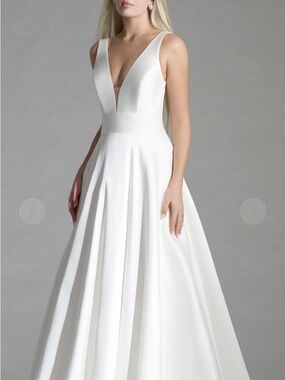 MJ501 White Deep V-Neck A-Line Wedding Dress